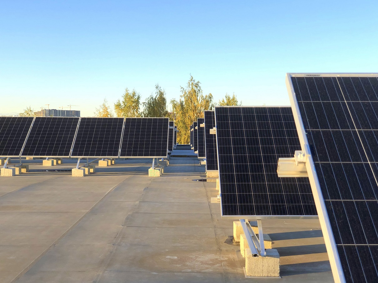 100% солнца: «ПрофХолод» установил 808 солнечных панелей на своем здании